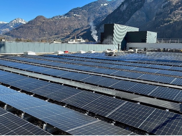 Solarpanels auf dem Dach des Gebäudes von Stöckli Metall AG